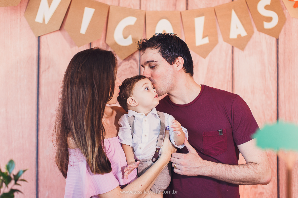 festa infantil de menino, no tema Safari, festa dos sonhos feita em casa, decoração by Loely eventos, mãe e pai de primeira viagem, menino sorridente, bebê lindo, look lindo para aniversário de 1 ano