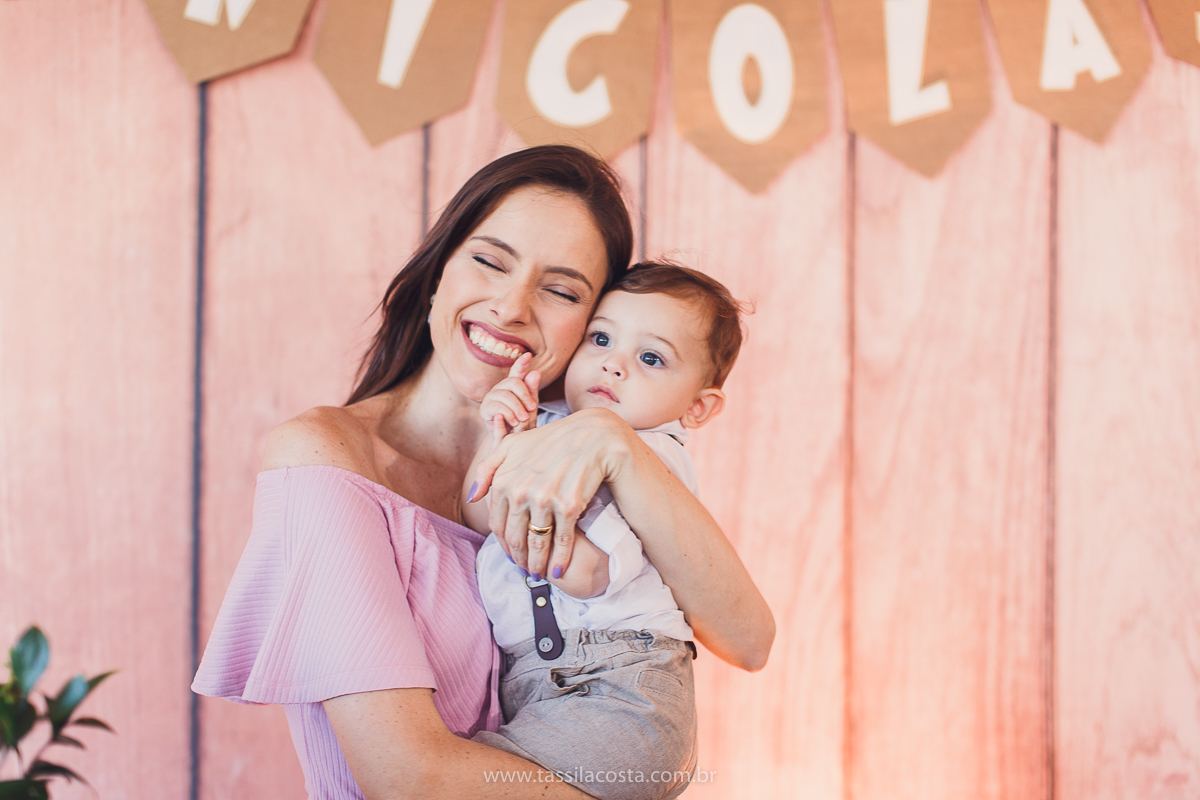 festa infantil de menino, no tema Safari, festa dos sonhos feita em casa, decoração by Loely eventos, mãe e pai de primeira viagem, menino sorridente, bebê lindo, look lindo para aniversário de 1 ano