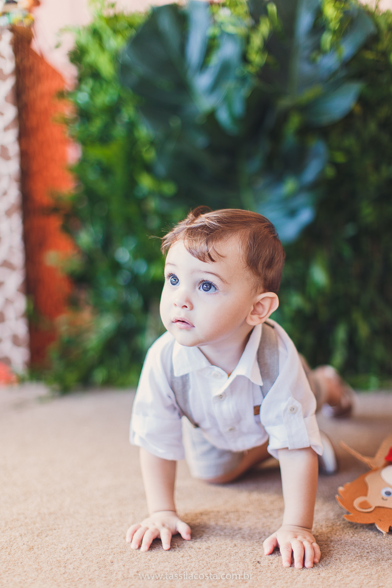 festa infantil de menino, no tema Safari, festa dos sonhos feita em casa, decoração by Loely eventos, mãe e pai de primeira viagem, menino sorridente, bebê lindo, look lindo para aniversário de 1 ano
