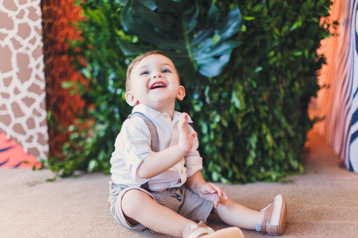 festa infantil de menino, no tema Safari, festa dos sonhos feita em casa, decoração by Loely eventos, mãe e pai de primeira viagem, menino sorridente, bebê lindo, look lindo para aniversário de 1 ano