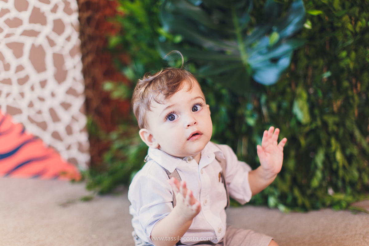 festa infantil de menino, no tema Safari, festa dos sonhos feita em casa, decoração by Loely eventos, mãe e pai de primeira viagem, menino sorridente, bebê lindo, look lindo para aniversário de 1 ano
