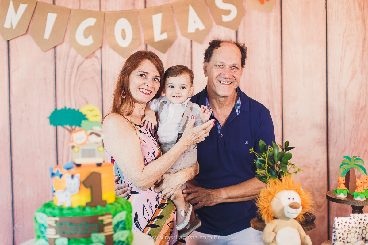 festa infantil de menino, no tema Safari, festa dos sonhos feita em casa, decoração by Loely eventos, mãe e pai de primeira viagem, menino sorridente, bebê lindo, look lindo para aniversário de 1 ano