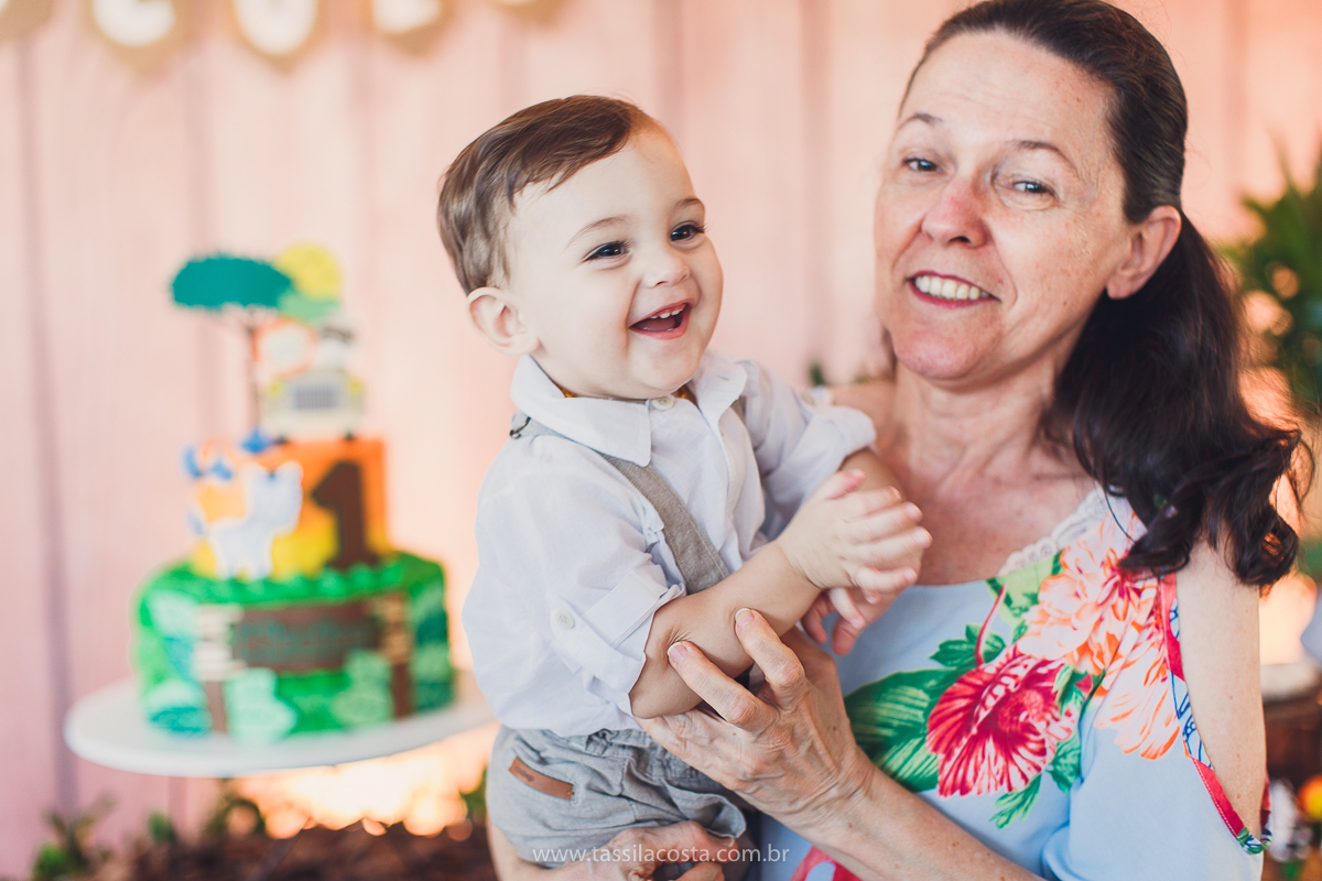 festa infantil de menino, no tema Safari, festa dos sonhos feita em casa, decoração by Loely eventos, mãe e pai de primeira viagem, menino sorridente, bebê lindo, look lindo para aniversário de 1 ano