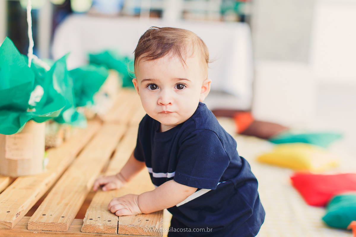 festa infantil de menino, no tema Safari, festa dos sonhos feita em casa, decoração by Loely eventos, mãe e pai de primeira viagem, menino sorridente, bebê lindo, look lindo para aniversário de 1 ano