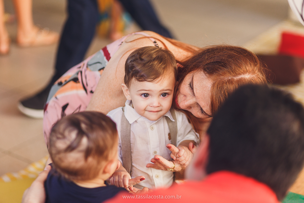 festa infantil de menino, no tema Safari, festa dos sonhos feita em casa, decoração by Loely eventos, mãe e pai de primeira viagem, menino sorridente, bebê lindo, look lindo para aniversário de 1 ano