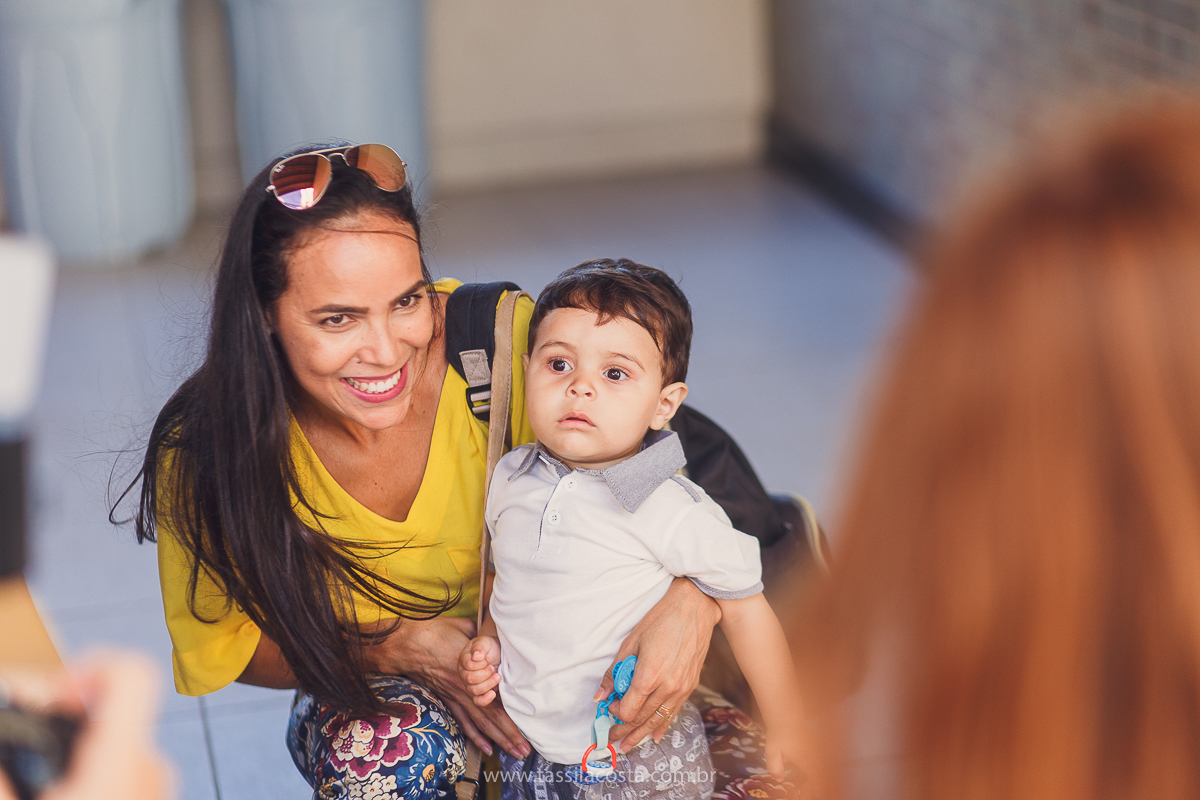 festa infantil de menino, no tema Safari, festa dos sonhos feita em casa, decoração by Loely eventos, mãe e pai de primeira viagem, menino sorridente, bebê lindo, look lindo para aniversário de 1 ano