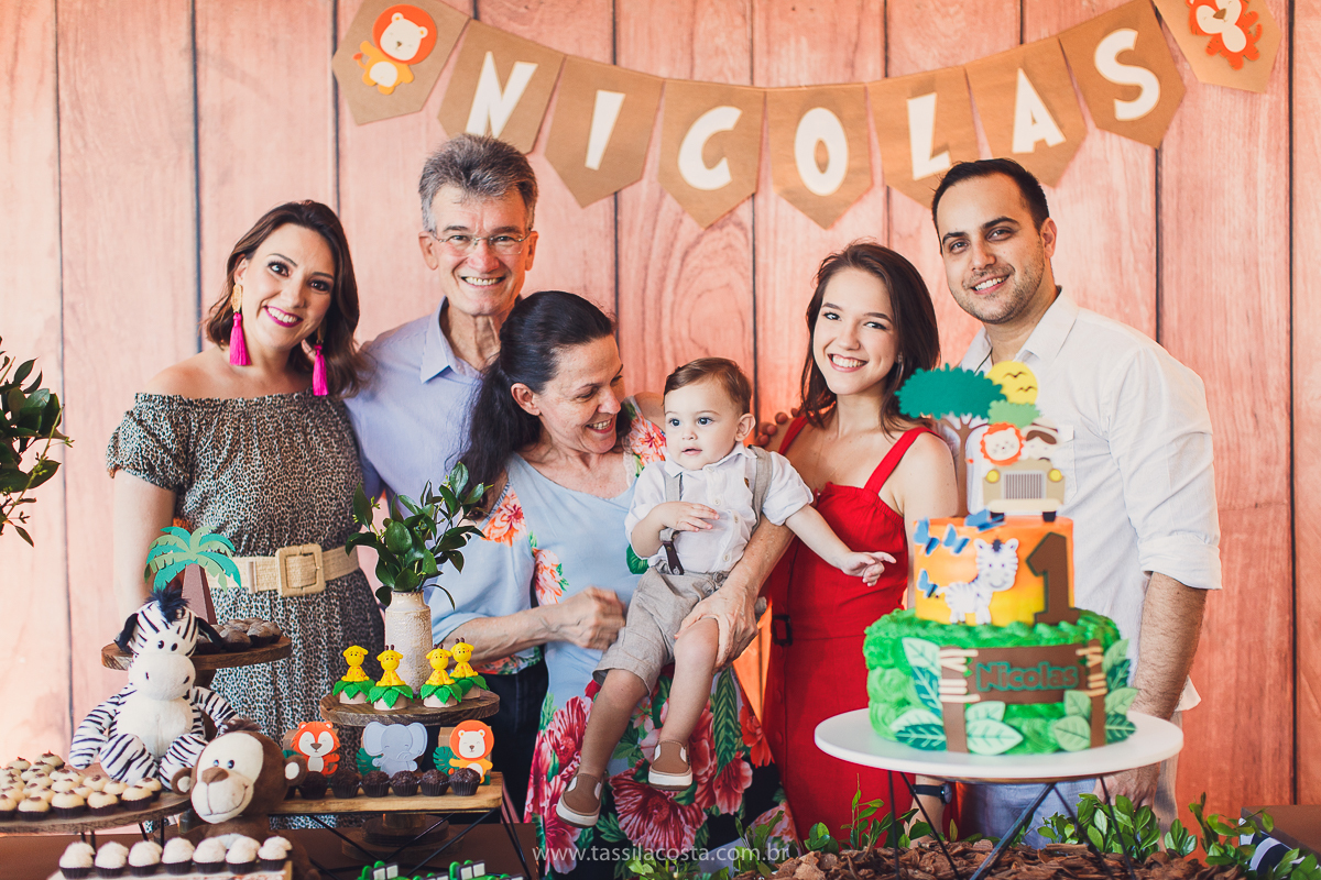 festa infantil de menino, no tema Safari, festa dos sonhos feita em casa, decoração by Loely eventos, mãe e pai de primeira viagem, menino sorridente, bebê lindo, look lindo para aniversário de 1 ano