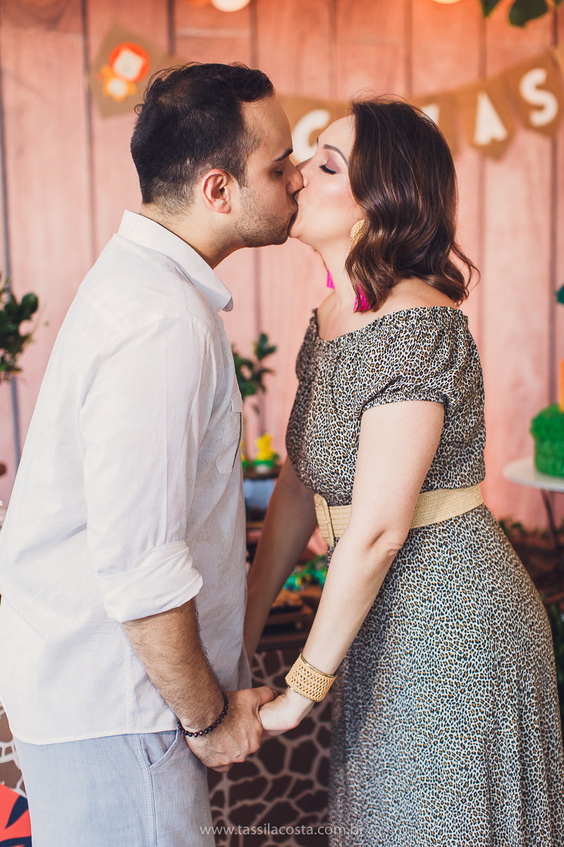 festa infantil de menino, no tema Safari, festa dos sonhos feita em casa, decoração by Loely eventos, mãe e pai de primeira viagem, menino sorridente, bebê lindo, look lindo para aniversário de 1 ano