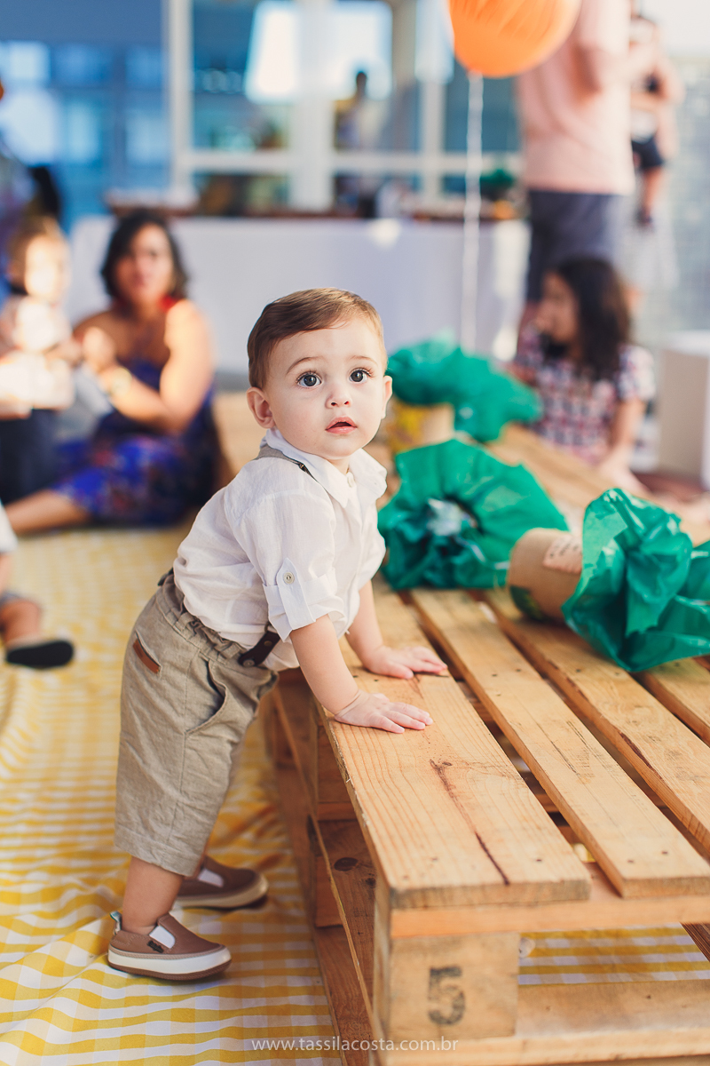 festa infantil de menino, no tema Safari, festa dos sonhos feita em casa, decoração by Loely eventos, mãe e pai de primeira viagem, menino sorridente, bebê lindo, look lindo para aniversário de 1 ano