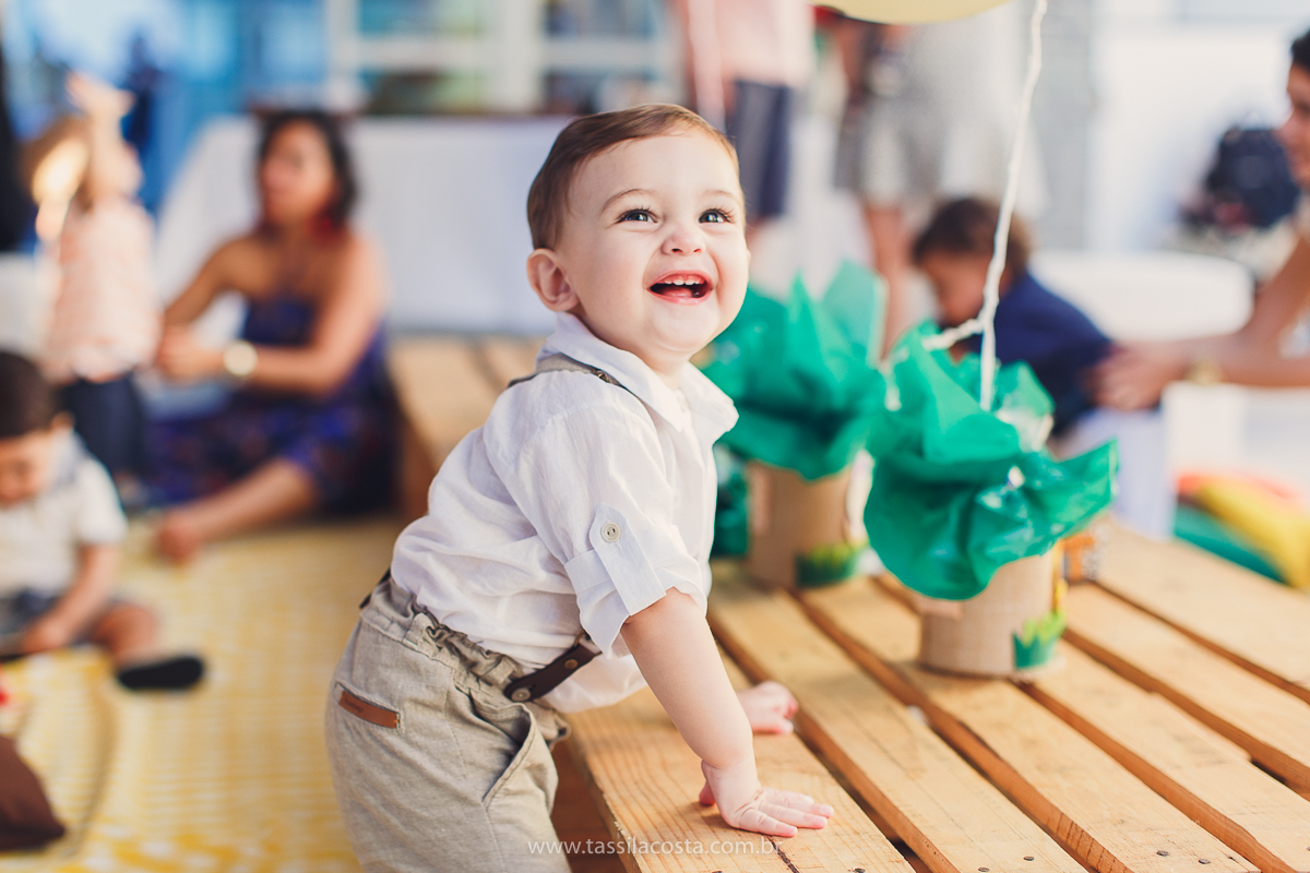 festa infantil de menino, no tema Safari, festa dos sonhos feita em casa, decoração by Loely eventos, mãe e pai de primeira viagem, menino sorridente, bebê lindo, look lindo para aniversário de 1 ano