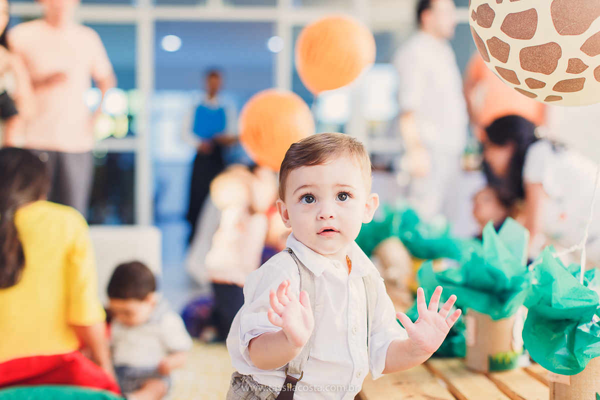 festa infantil de menino, no tema Safari, festa dos sonhos feita em casa, decoração by Loely eventos, mãe e pai de primeira viagem, menino sorridente, bebê lindo, look lindo para aniversário de 1 ano