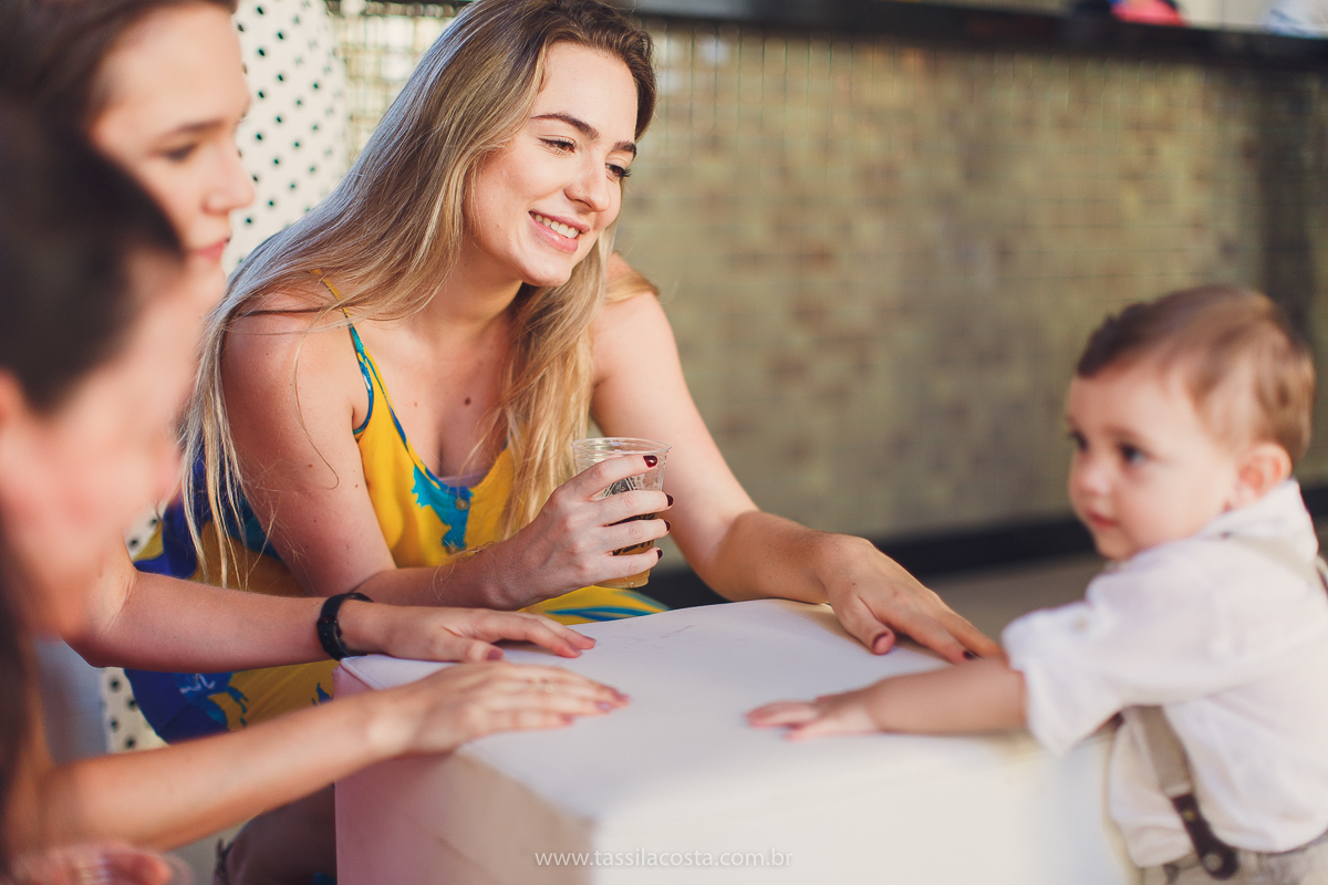 festa infantil de menino, no tema Safari, festa dos sonhos feita em casa, decoração by Loely eventos, mãe e pai de primeira viagem, menino sorridente, bebê lindo, look lindo para aniversário de 1 ano