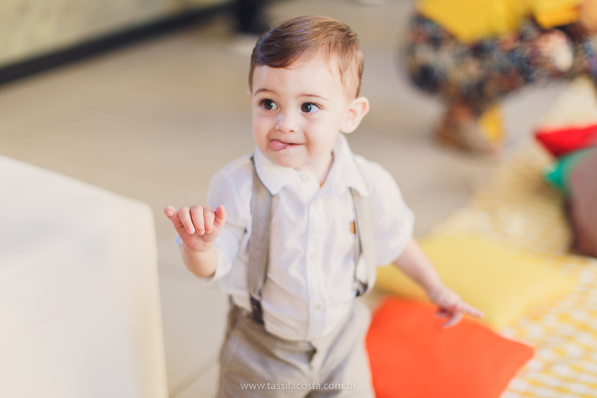 festa infantil de menino, no tema Safari, festa dos sonhos feita em casa, decoração by Loely eventos, mãe e pai de primeira viagem, menino sorridente, bebê lindo, look lindo para aniversário de 1 ano