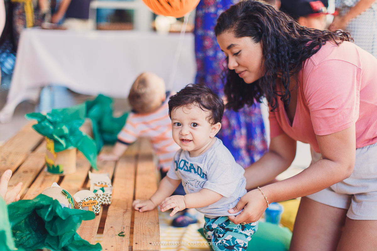festa infantil de menino, no tema Safari, festa dos sonhos feita em casa, decoração by Loely eventos, mãe e pai de primeira viagem, menino sorridente, bebê lindo, look lindo para aniversário de 1 ano