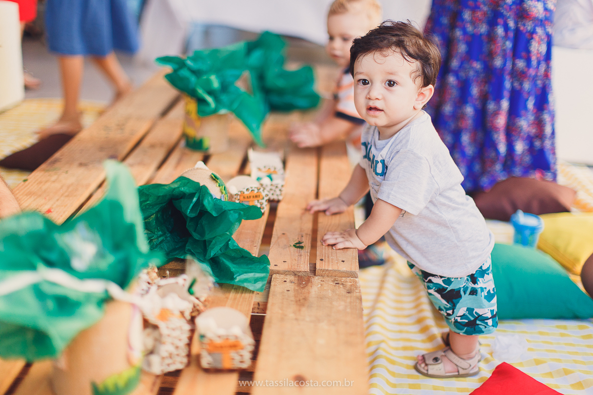 festa infantil de menino, no tema Safari, festa dos sonhos feita em casa, decoração by Loely eventos, mãe e pai de primeira viagem, menino sorridente, bebê lindo, look lindo para aniversário de 1 ano