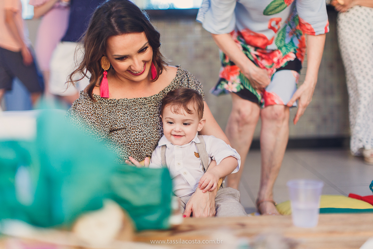 festa infantil de menino, no tema Safari, festa dos sonhos feita em casa, decoração by Loely eventos, mãe e pai de primeira viagem, menino sorridente, bebê lindo, look lindo para aniversário de 1 ano