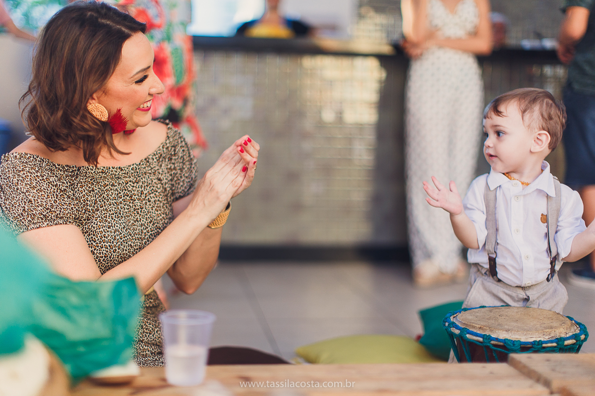 festa infantil de menino, no tema Safari, festa dos sonhos feita em casa, decoração by Loely eventos, mãe e pai de primeira viagem, menino sorridente, bebê lindo, look lindo para aniversário de 1 ano