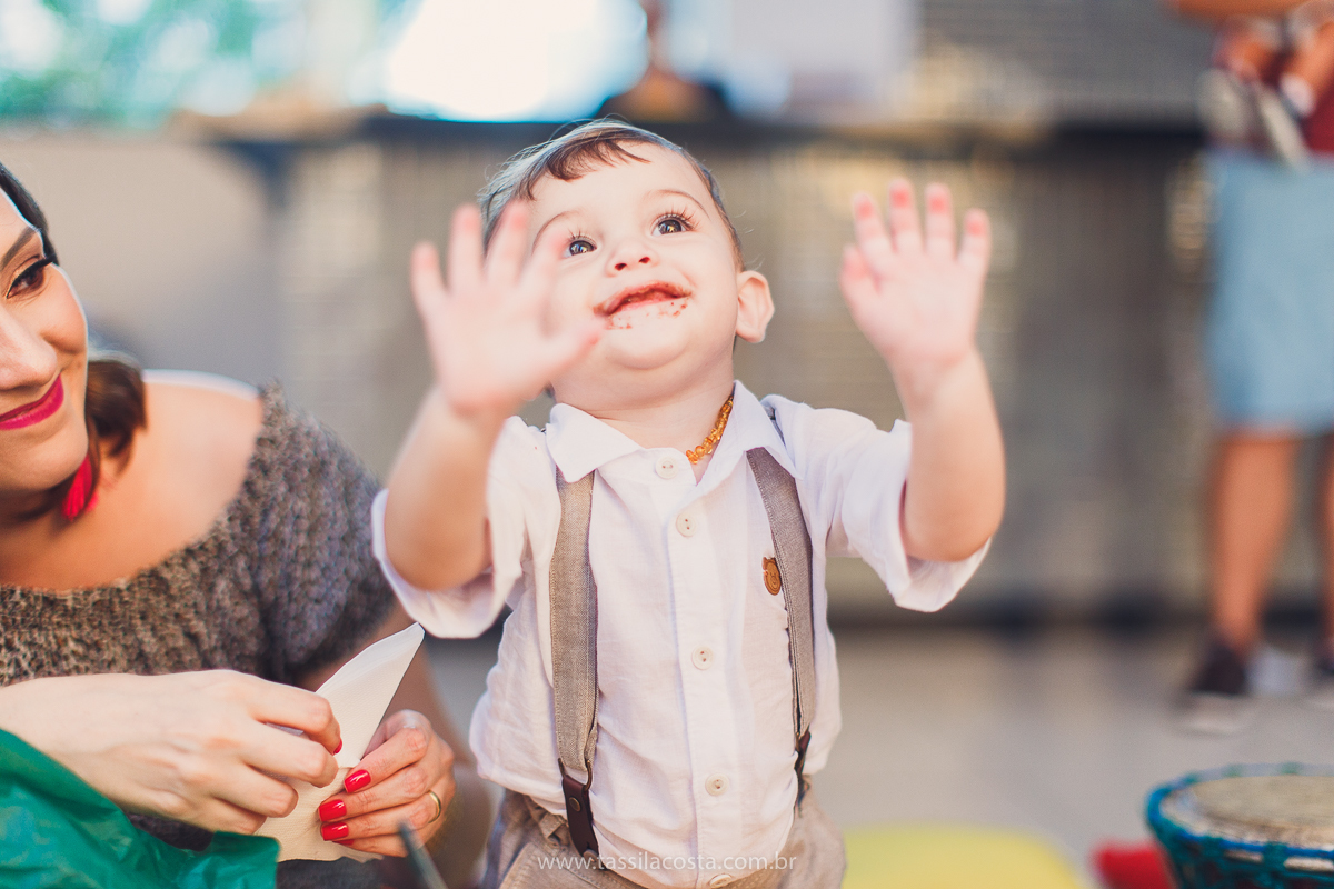 festa infantil de menino, no tema Safari, festa dos sonhos feita em casa, decoração by Loely eventos, mãe e pai de primeira viagem, menino sorridente, bebê lindo, look lindo para aniversário de 1 ano