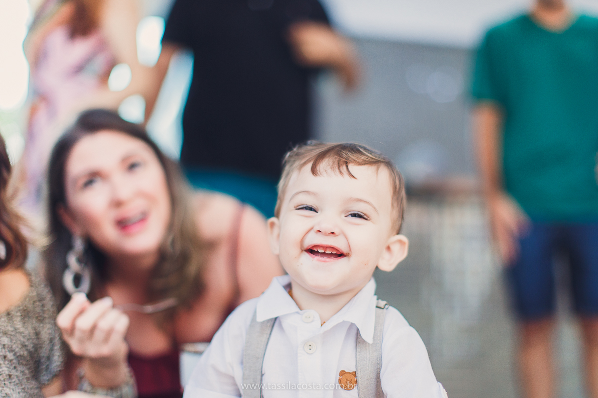 festa infantil de menino, no tema Safari, festa dos sonhos feita em casa, decoração by Loely eventos, mãe e pai de primeira viagem, menino sorridente, bebê lindo, look lindo para aniversário de 1 ano