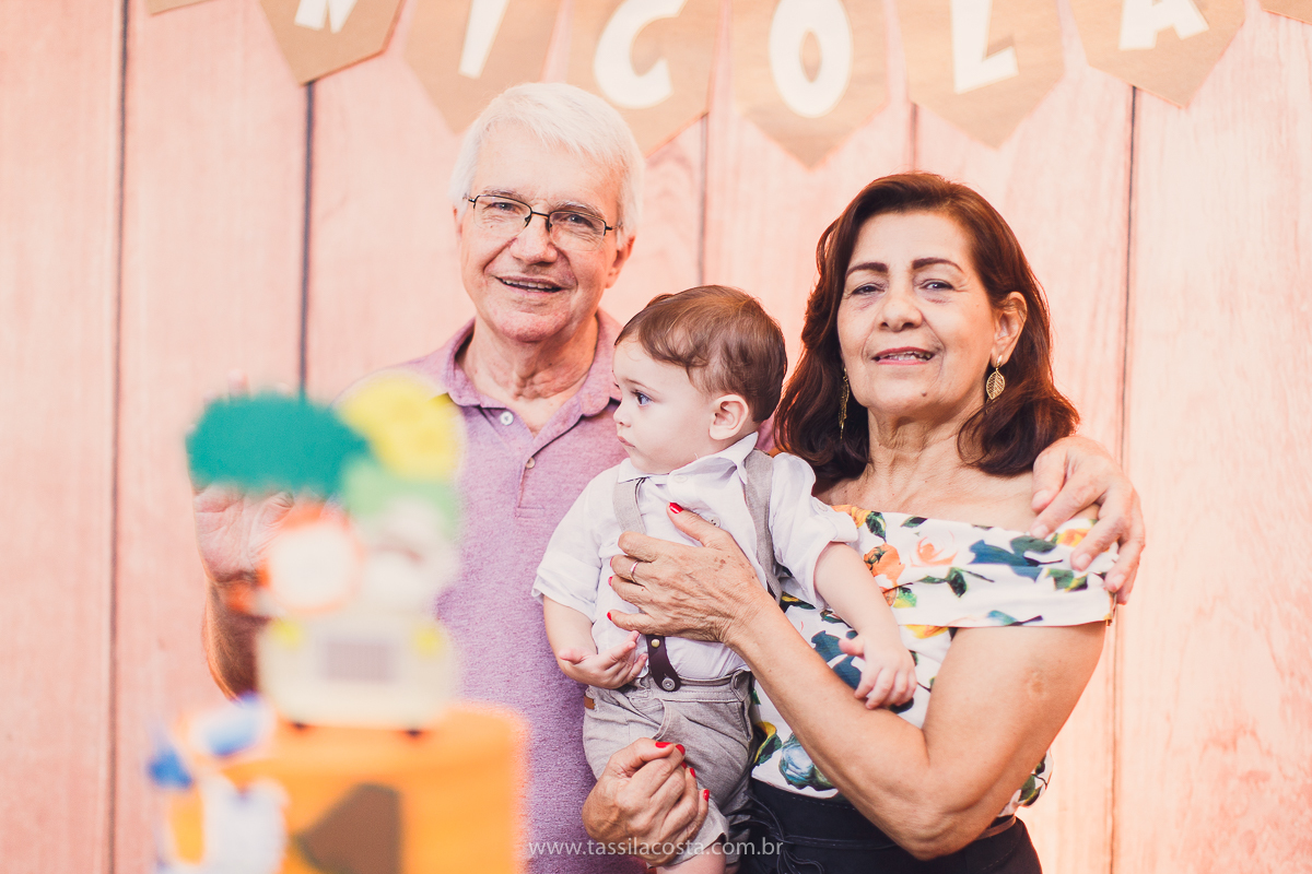 festa infantil de menino, no tema Safari, festa dos sonhos feita em casa, decoração by Loely eventos, mãe e pai de primeira viagem, menino sorridente, bebê lindo, look lindo para aniversário de 1 ano