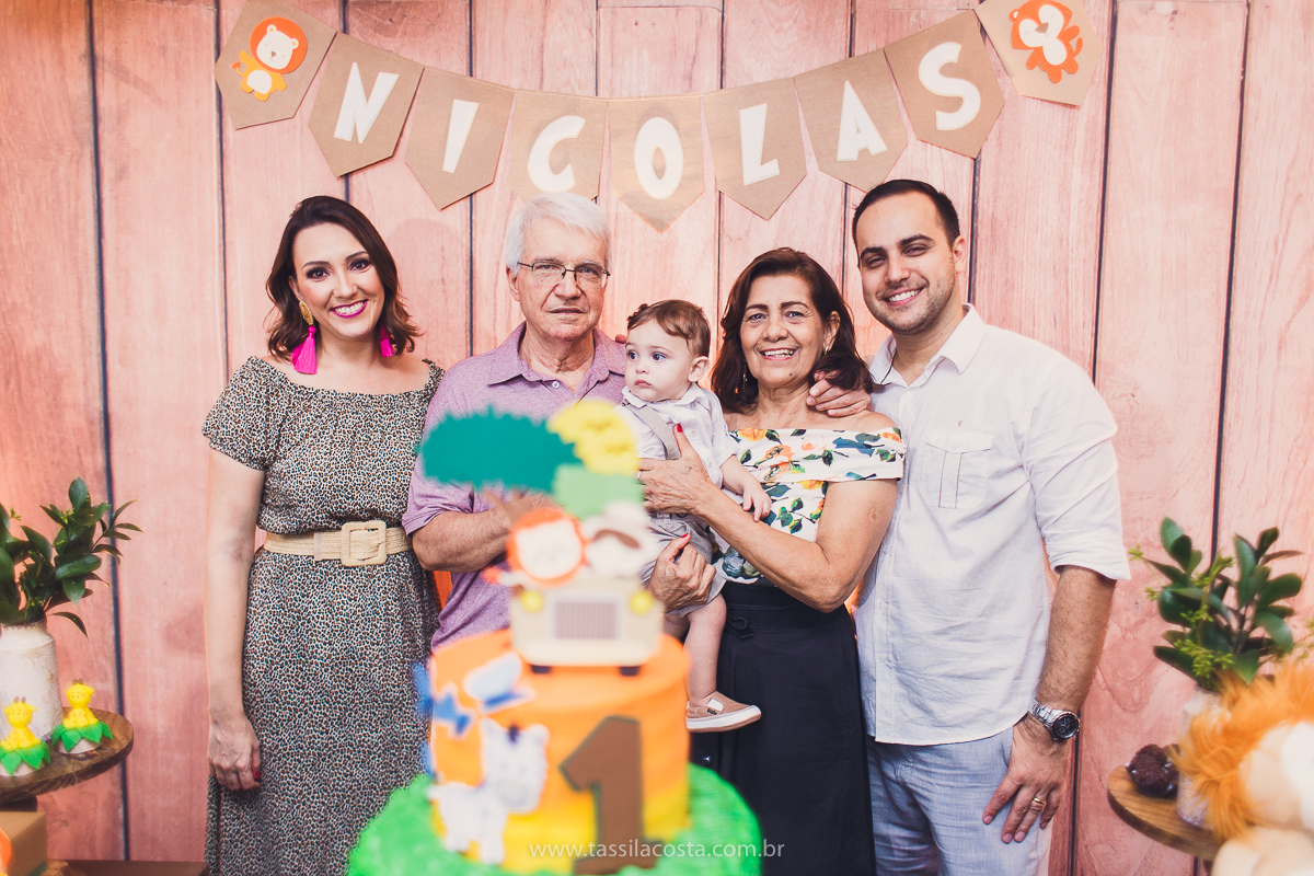 festa infantil de menino, no tema Safari, festa dos sonhos feita em casa, decoração by Loely eventos, mãe e pai de primeira viagem, menino sorridente, bebê lindo, look lindo para aniversário de 1 ano