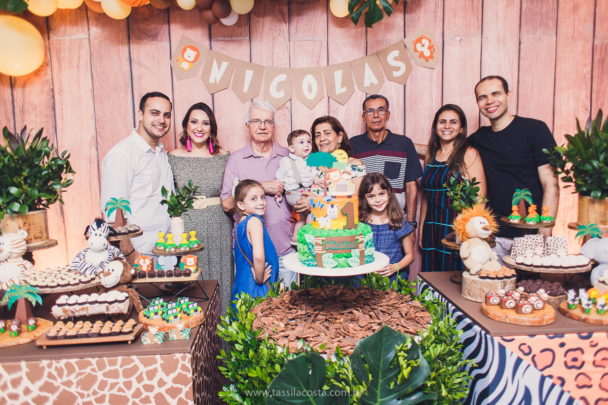 festa infantil de menino, no tema Safari, festa dos sonhos feita em casa, decoração by Loely eventos, mãe e pai de primeira viagem, menino sorridente, bebê lindo, look lindo para aniversário de 1 ano