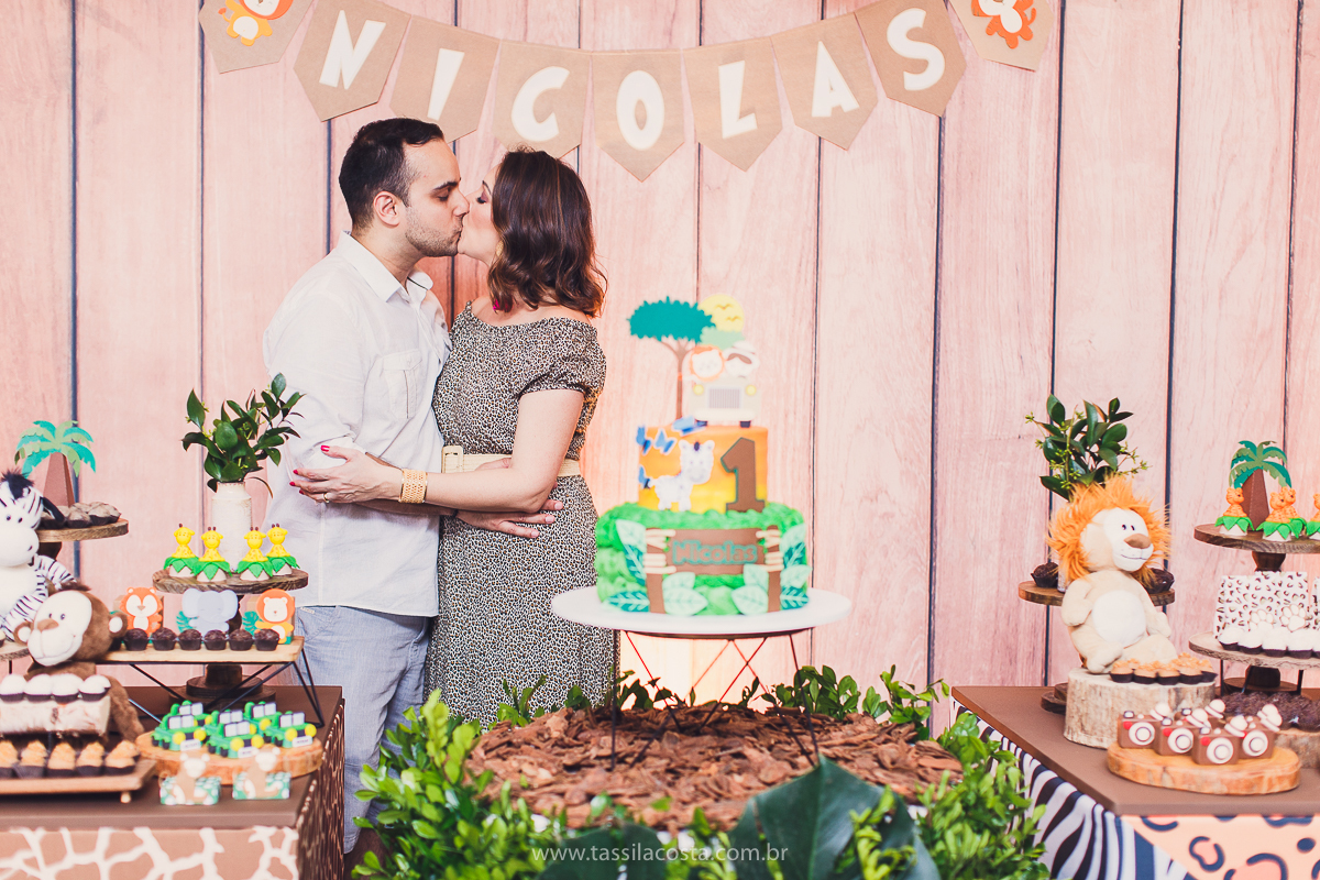 festa infantil de menino, no tema Safari, festa dos sonhos feita em casa, decoração by Loely eventos, mãe e pai de primeira viagem, menino sorridente, bebê lindo, look lindo para aniversário de 1 ano