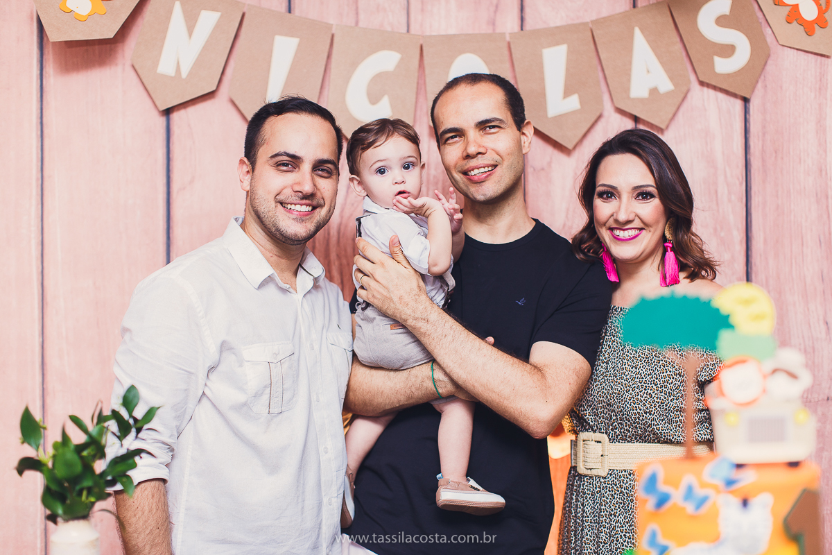 festa infantil de menino, no tema Safari, festa dos sonhos feita em casa, decoração by Loely eventos, mãe e pai de primeira viagem, menino sorridente, bebê lindo, look lindo para aniversário de 1 ano