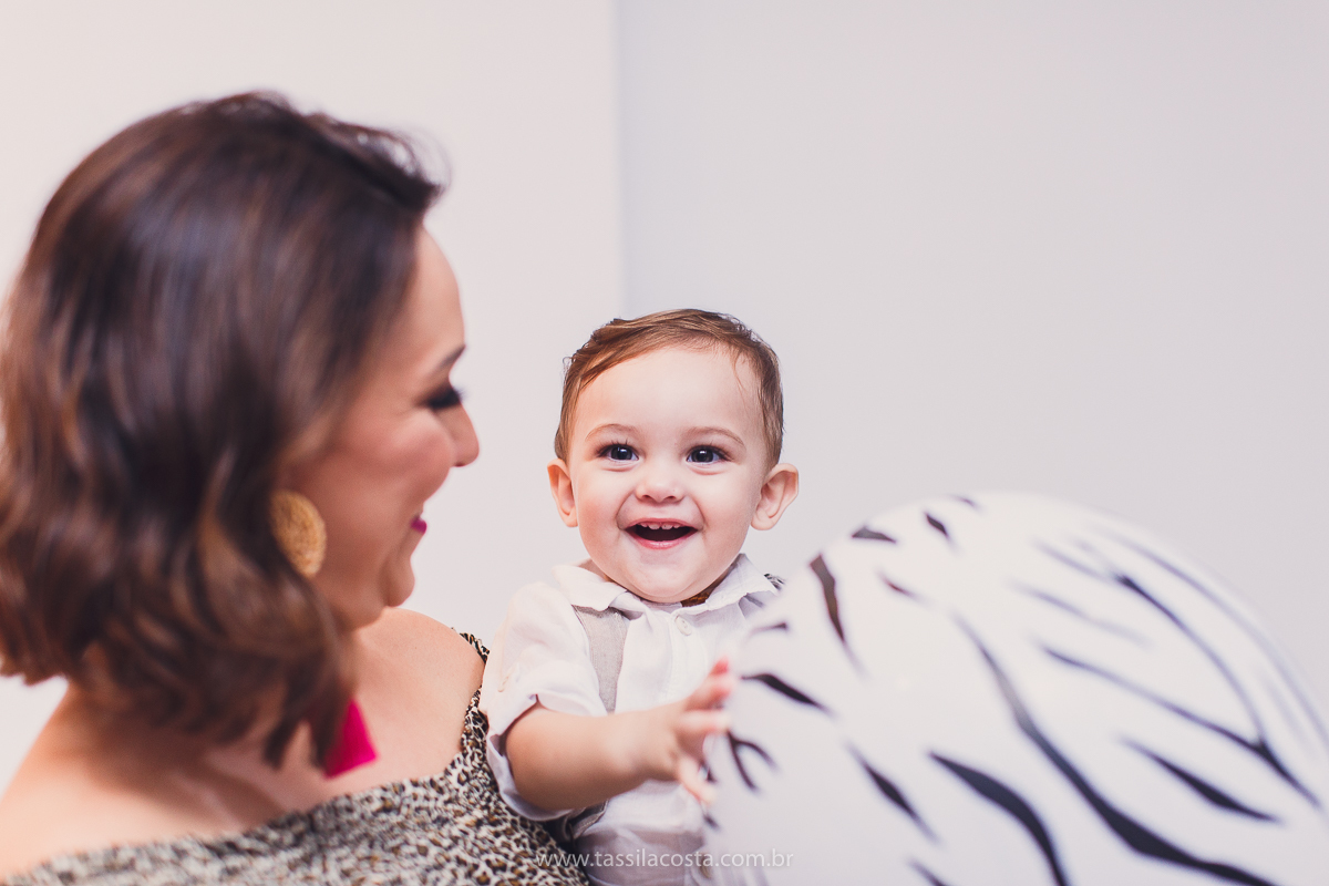 festa infantil de menino, no tema Safari, festa dos sonhos feita em casa, decoração by Loely eventos, mãe e pai de primeira viagem, menino sorridente, bebê lindo, look lindo para aniversário de 1 ano