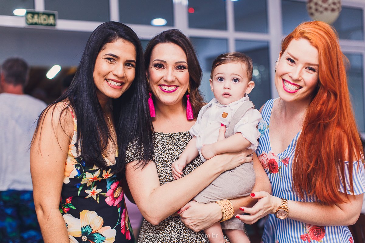 festa infantil de menino, no tema Safari, festa dos sonhos feita em casa, decoração by Loely eventos, mãe e pai de primeira viagem, menino sorridente, bebê lindo, look lindo para aniversário de 1 ano