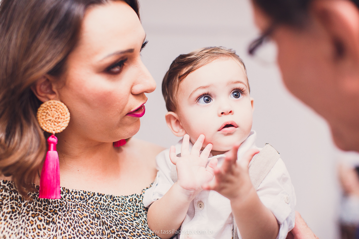 festa infantil de menino, no tema Safari, festa dos sonhos feita em casa, decoração by Loely eventos, mãe e pai de primeira viagem, menino sorridente, bebê lindo, look lindo para aniversário de 1 ano