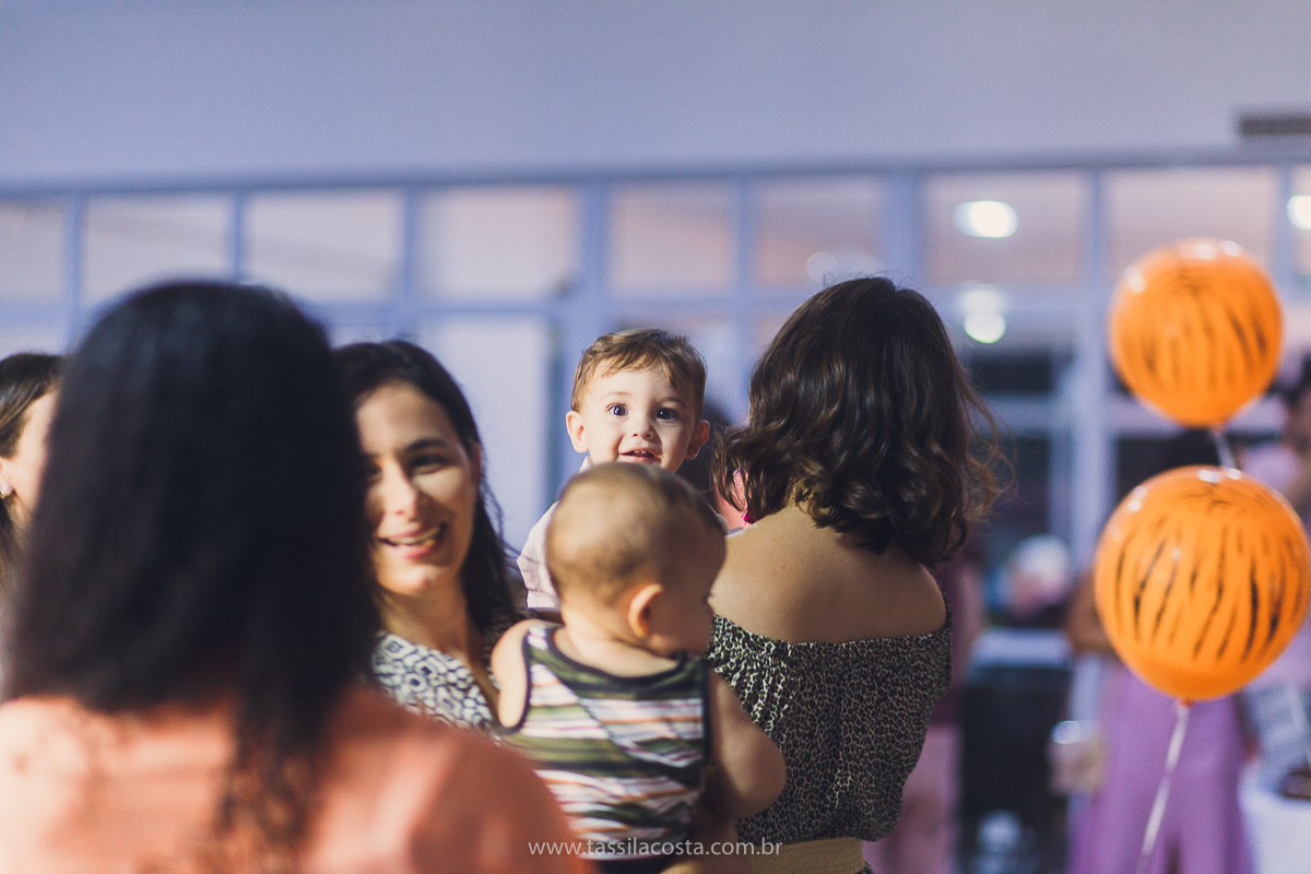 festa infantil de menino, no tema Safari, festa dos sonhos feita em casa, decoração by Loely eventos, mãe e pai de primeira viagem, menino sorridente, bebê lindo, look lindo para aniversário de 1 ano