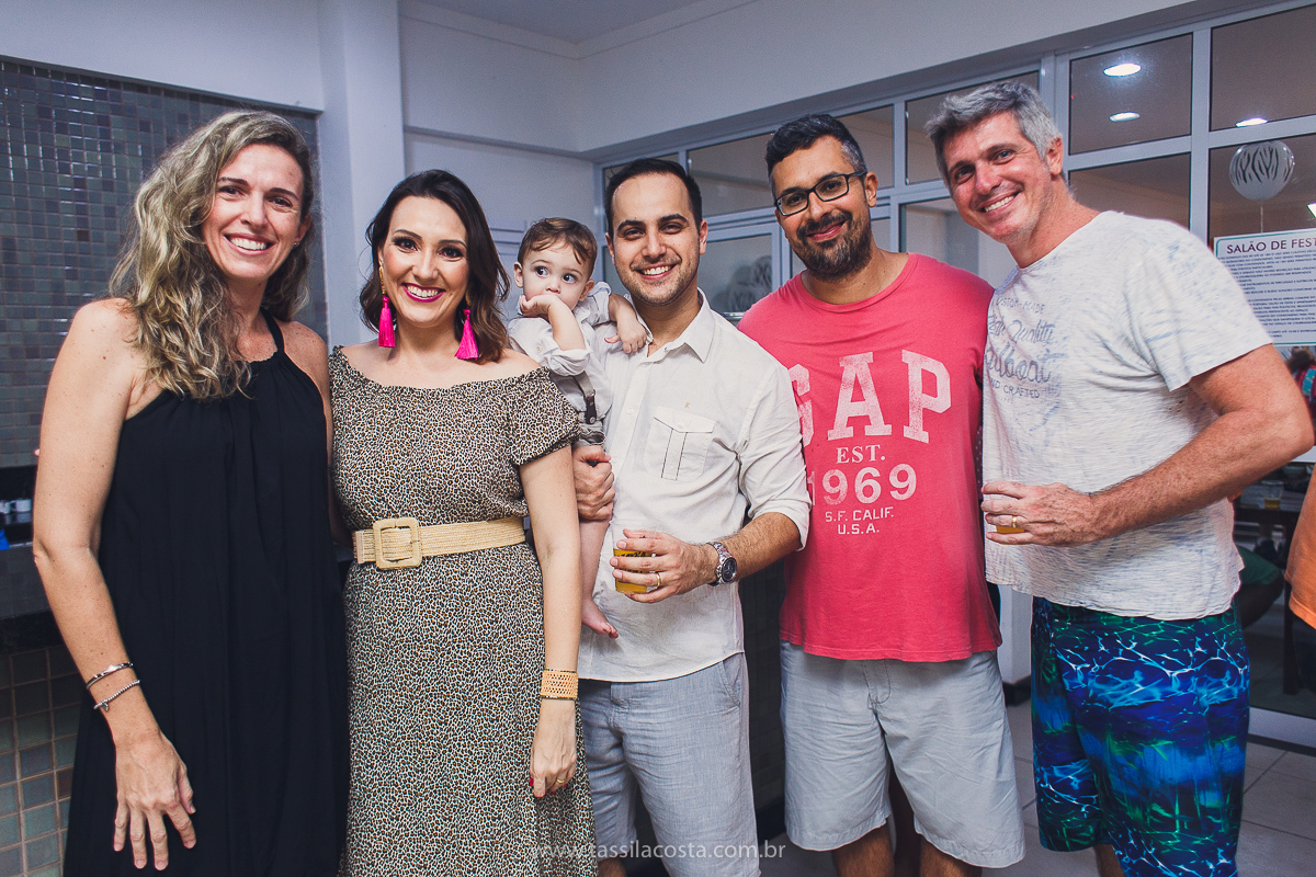 festa infantil de menino, no tema Safari, festa dos sonhos feita em casa, decoração by Loely eventos, mãe e pai de primeira viagem, menino sorridente, bebê lindo, look lindo para aniversário de 1 ano