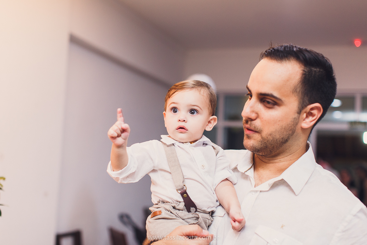 festa infantil de menino, no tema Safari, festa dos sonhos feita em casa, decoração by Loely eventos, mãe e pai de primeira viagem, menino sorridente, bebê lindo, look lindo para aniversário de 1 ano
