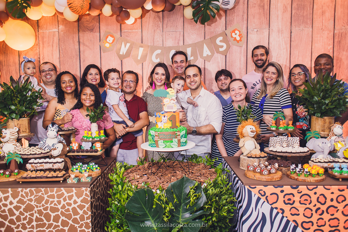 festa infantil de menino, no tema Safari, festa dos sonhos feita em casa, decoração by Loely eventos, mãe e pai de primeira viagem, menino sorridente, bebê lindo, look lindo para aniversário de 1 ano
