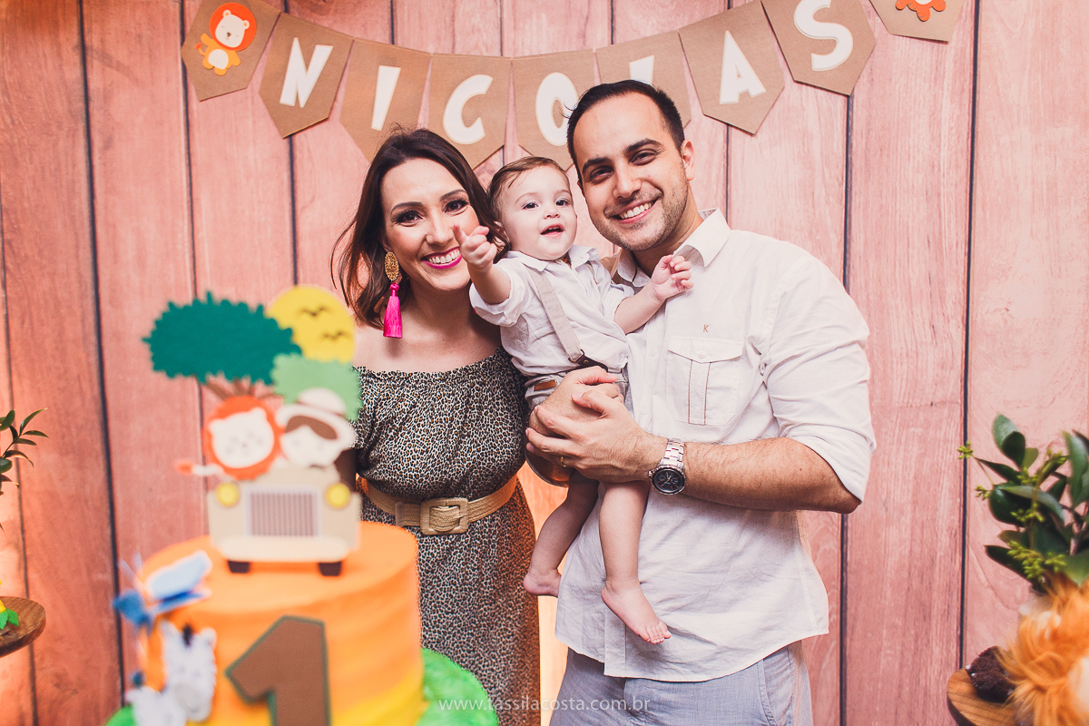festa infantil de menino, no tema Safari, festa dos sonhos feita em casa, decoração by Loely eventos, mãe e pai de primeira viagem, menino sorridente, bebê lindo, look lindo para aniversário de 1 ano