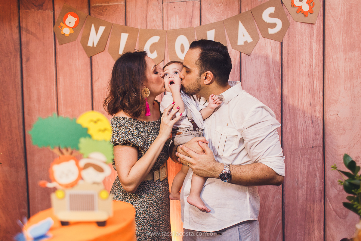 festa infantil de menino, no tema Safari, festa dos sonhos feita em casa, decoração by Loely eventos, mãe e pai de primeira viagem, menino sorridente, bebê lindo, look lindo para aniversário de 1 ano