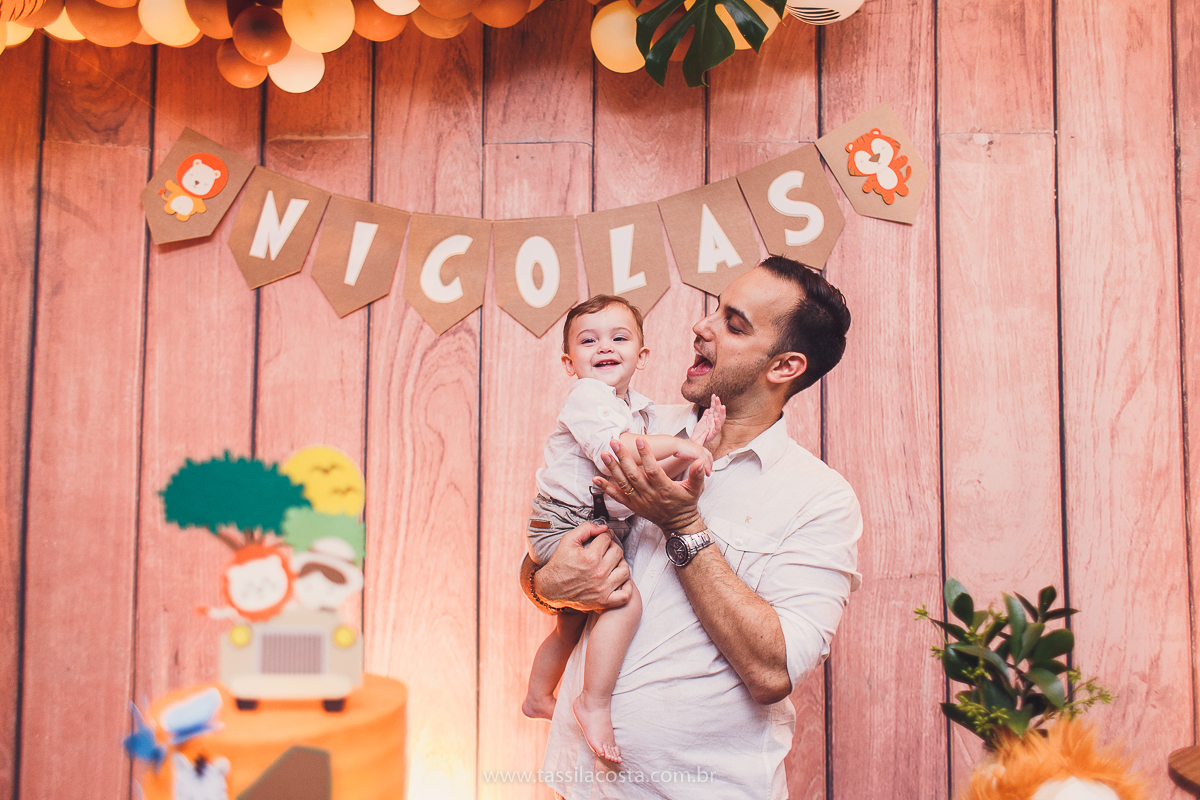 festa infantil de menino, no tema Safari, festa dos sonhos feita em casa, decoração by Loely eventos, mãe e pai de primeira viagem, menino sorridente, bebê lindo, look lindo para aniversário de 1 ano