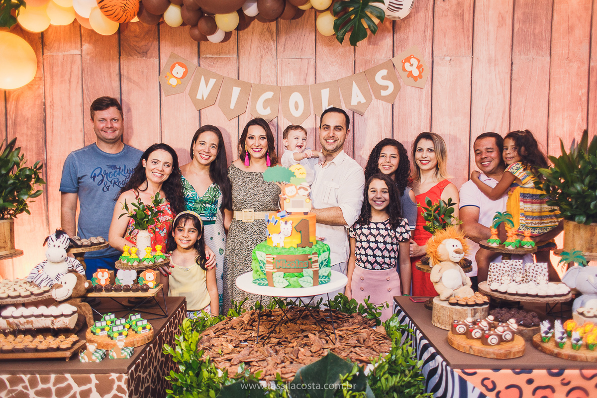 festa infantil de menino, no tema Safari, festa dos sonhos feita em casa, decoração by Loely eventos, mãe e pai de primeira viagem, menino sorridente, bebê lindo, look lindo para aniversário de 1 ano