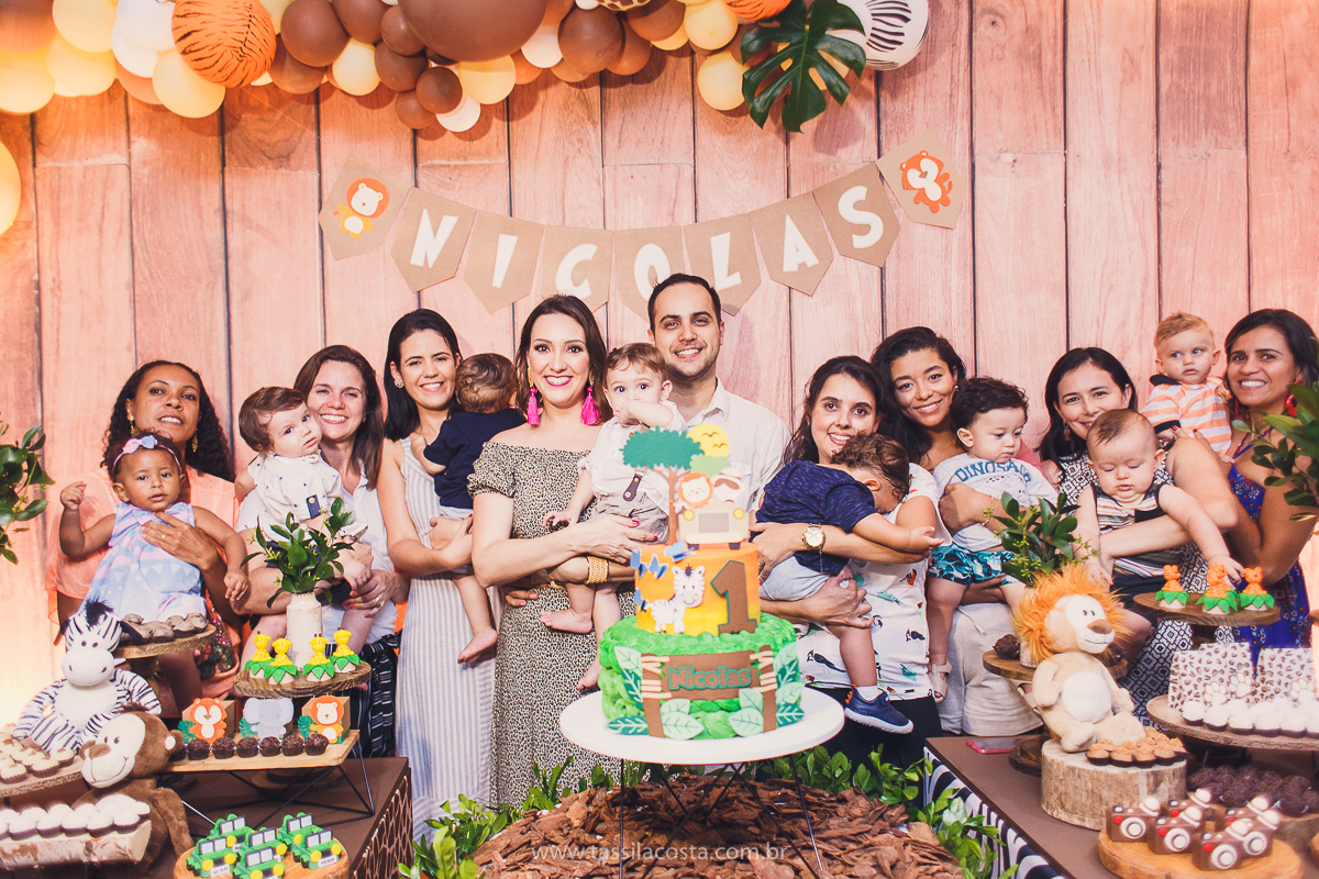 festa infantil de menino, no tema Safari, festa dos sonhos feita em casa, decoração by Loely eventos, mãe e pai de primeira viagem, menino sorridente, bebê lindo, look lindo para aniversário de 1 ano