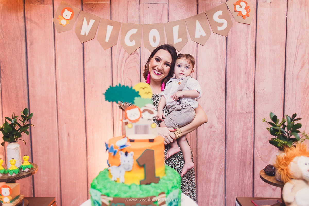 festa infantil de menino, no tema Safari, festa dos sonhos feita em casa, decoração by Loely eventos, mãe e pai de primeira viagem, menino sorridente, bebê lindo, look lindo para aniversário de 1 ano