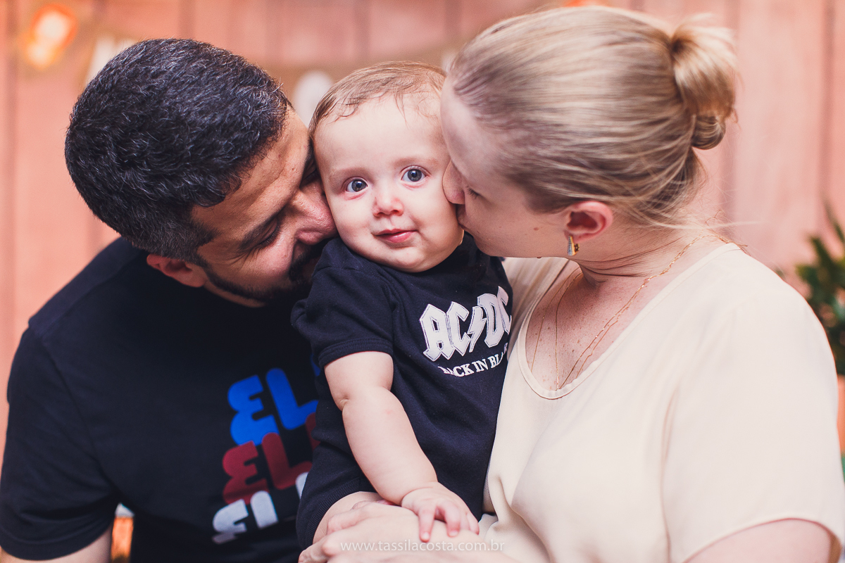 festa infantil de menino, no tema Safari, festa dos sonhos feita em casa, decoração by Loely eventos, mãe e pai de primeira viagem, menino sorridente, bebê lindo, look lindo para aniversário de 1 ano