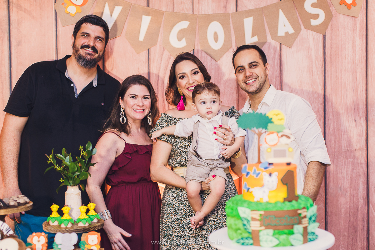 festa infantil de menino, no tema Safari, festa dos sonhos feita em casa, decoração by Loely eventos, mãe e pai de primeira viagem, menino sorridente, bebê lindo, look lindo para aniversário de 1 ano