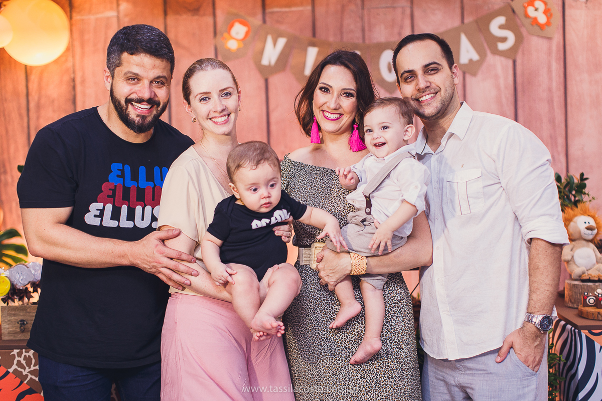 festa infantil de menino, no tema Safari, festa dos sonhos feita em casa, decoração by Loely eventos, mãe e pai de primeira viagem, menino sorridente, bebê lindo, look lindo para aniversário de 1 ano