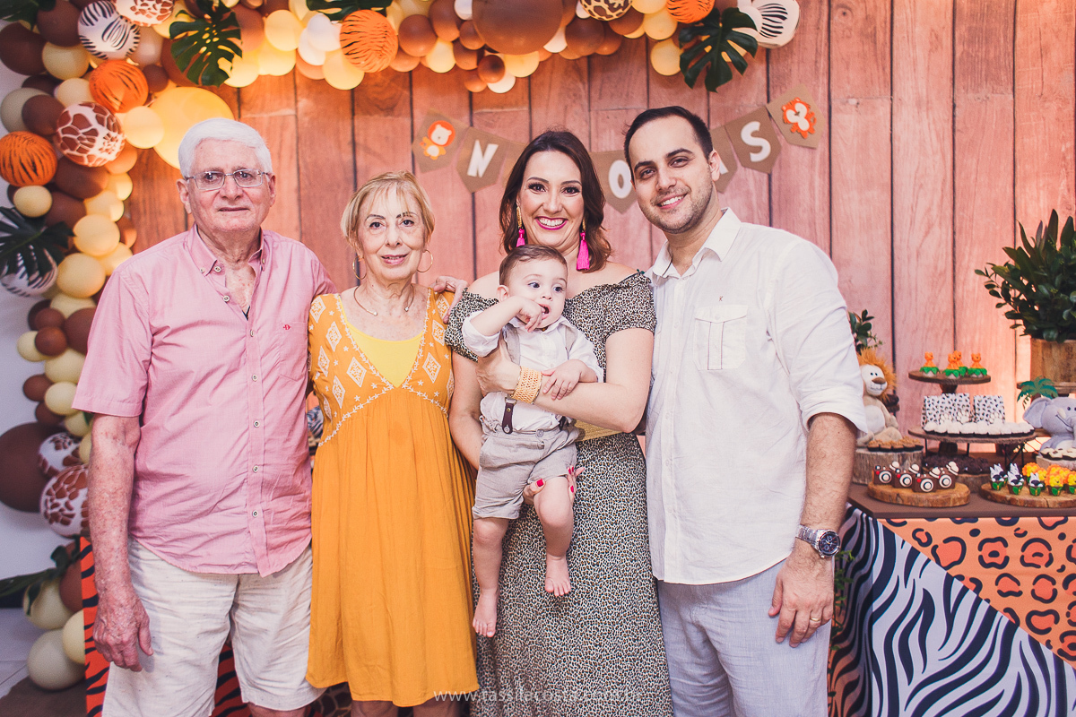 festa infantil de menino, no tema Safari, festa dos sonhos feita em casa, decoração by Loely eventos, mãe e pai de primeira viagem, menino sorridente, bebê lindo, look lindo para aniversário de 1 ano