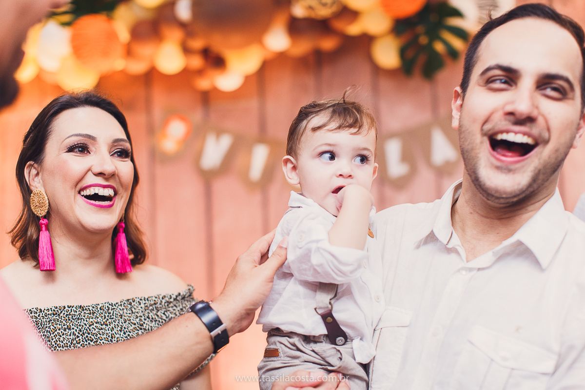 festa infantil de menino, no tema Safari, festa dos sonhos feita em casa, decoração by Loely eventos, mãe e pai de primeira viagem, menino sorridente, bebê lindo, look lindo para aniversário de 1 ano