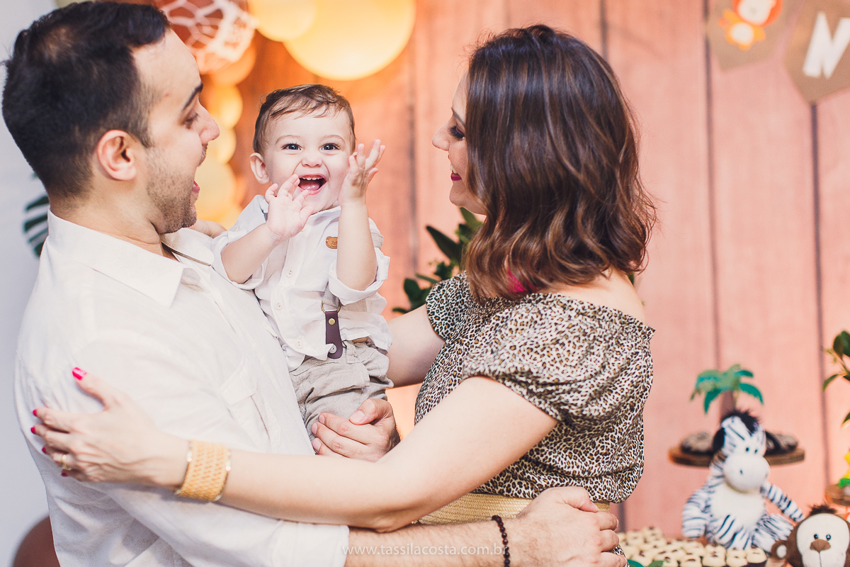 festa infantil de menino, no tema Safari, festa dos sonhos feita em casa, decoração by Loely eventos, mãe e pai de primeira viagem, menino sorridente, bebê lindo, look lindo para aniversário de 1 ano