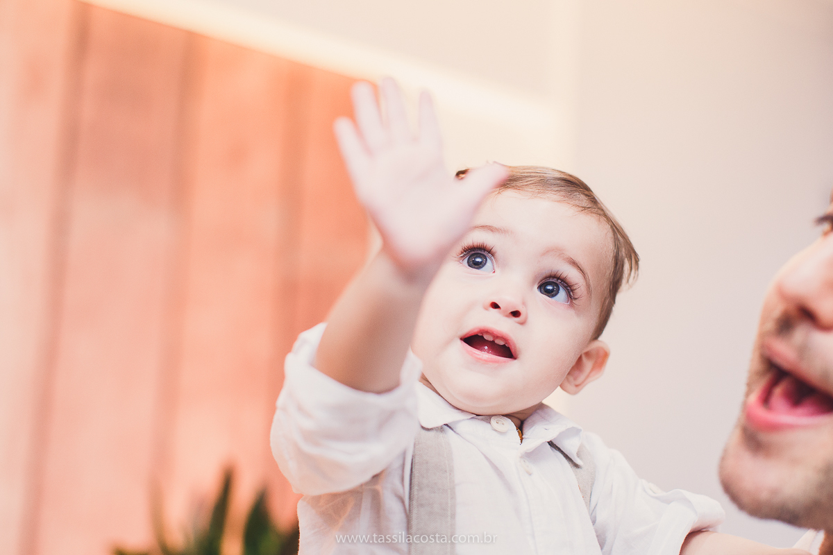 festa infantil de menino, no tema Safari, festa dos sonhos feita em casa, decoração by Loely eventos, mãe e pai de primeira viagem, menino sorridente, bebê lindo, look lindo para aniversário de 1 ano