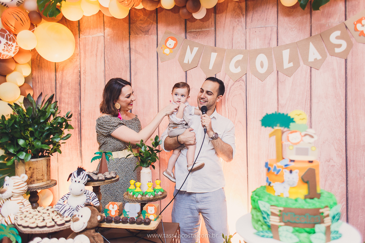 festa infantil de menino, no tema Safari, festa dos sonhos feita em casa, decoração by Loely eventos, mãe e pai de primeira viagem, menino sorridente, bebê lindo, look lindo para aniversário de 1 ano