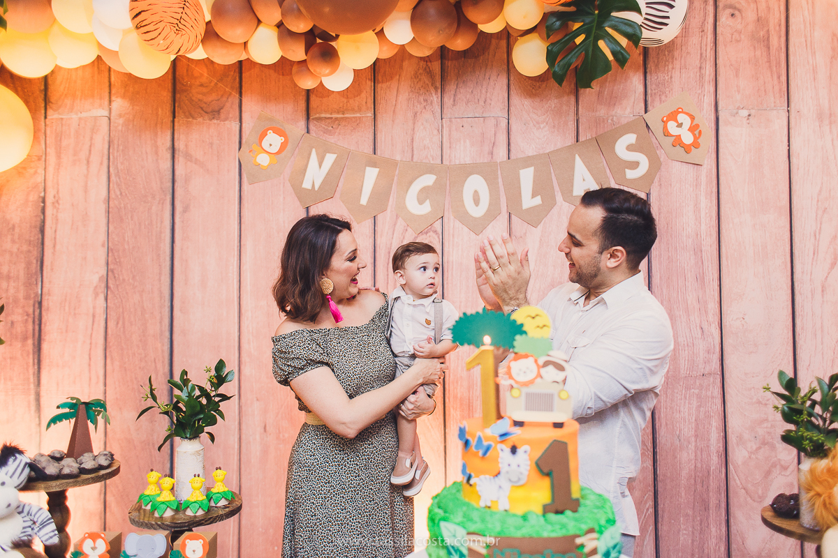 festa infantil de menino, no tema Safari, festa dos sonhos feita em casa, decoração by Loely eventos, mãe e pai de primeira viagem, menino sorridente, bebê lindo, look lindo para aniversário de 1 ano